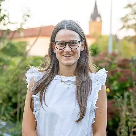 Un portrait de Constance Degroote, membre de Des Mots et Debats