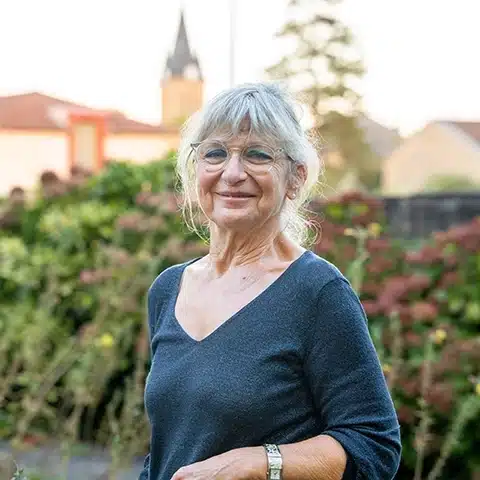 Un portrait d'Elisabeth Parachini, membre de Des Mots et Debats