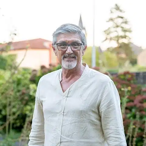 Un portrait d'Eric Gobessi, membre de Des Mots et Debats