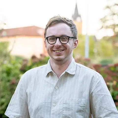 Un portrait de Julien Bauer, membre de Des Mots et Debats