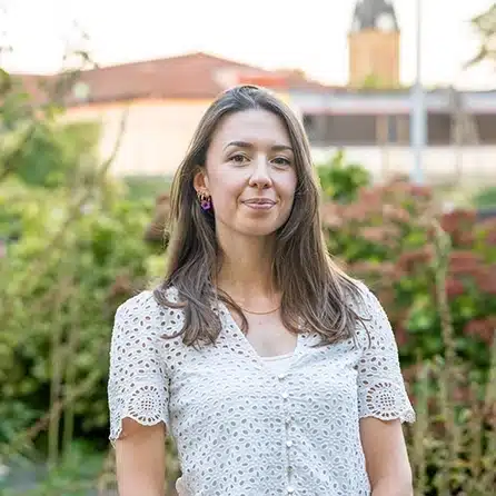 Un portrait de Laura Jung, membre de Des Mots et Debats