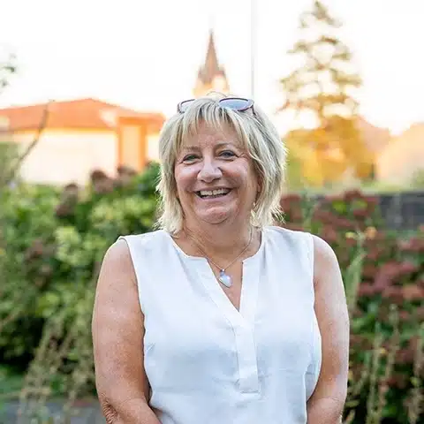 Un portrait de Laurence Gobessi, membre de Des Mots et Debats