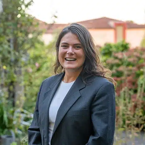 Un portrait de Margaux Kremer, membre de Des Mots et Debats