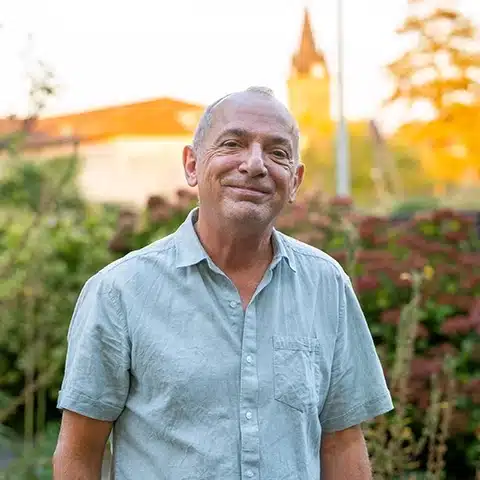 Un portrait de Serge Lequeuvre, membre de Des Mots et Debats